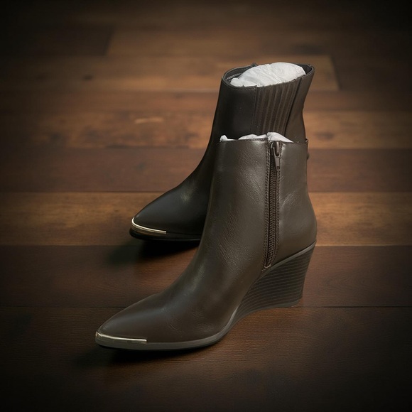 BCBGeneration Shoes - NIB NEW BCBGeneration Jacksin Mocha Wedge Ankle Boots Size 5M